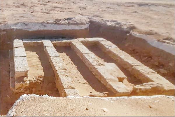 تابوت ضخم من الجرانيت فى اكتشاف 18 مقبرة أثرية فى مارينا العلمين