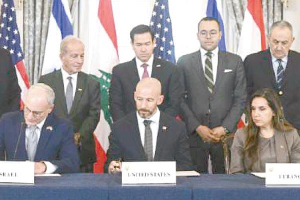 لحظة توقيع الاتفاق الإسرائيلى - اللبنانى بحضور وزير الخارجية الأمريكى