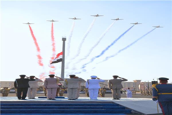 الرئيس السيسي خلال العروض الجوية
