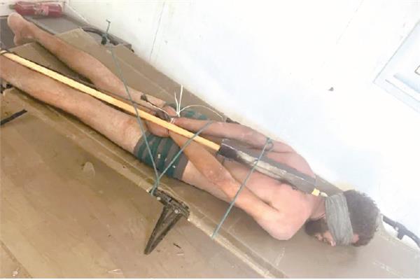 معتقل من قطاع غزة مقيد ومعصوب العينين داخل أحد سجون الاحتلال