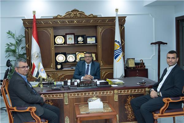 محافظ قنا يبحث مع مساعد وزير الصحة الموقف التنفيذي للمشروعات الصحية 