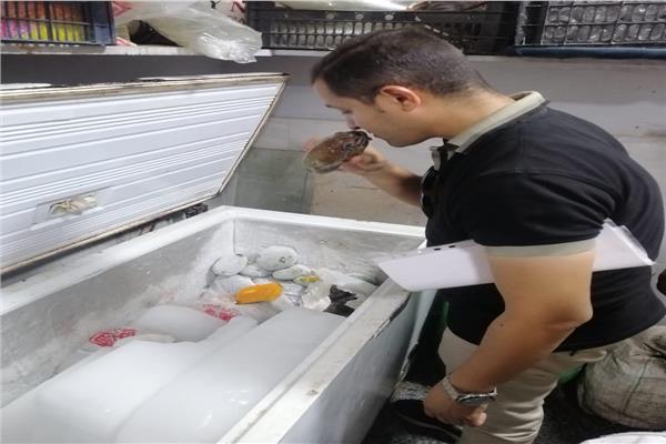 ضبط وإعدام مواد غذائية غير صالحة