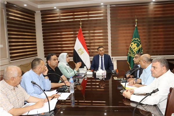 محافظ القليوبية يناقش مشروعات المبادرة الرئاسية "حياة كريمة"