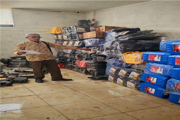 ضبط منشأة غير مرخصة تقوم بغش زيوت السيارات 