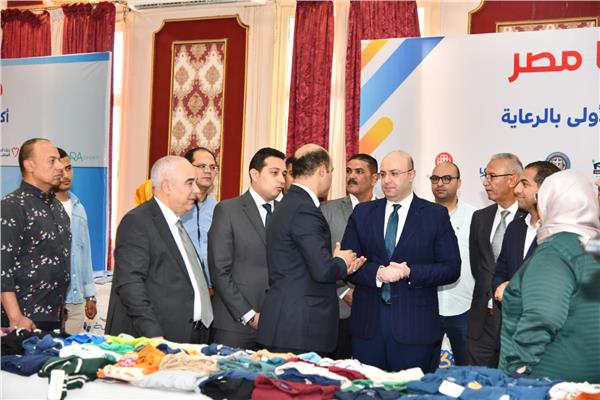 محافظ الفيوم يفتتح معرض "دكان الفرحة"