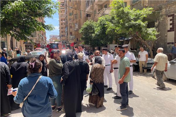 النيابة تعاين موقع العقار المنهار