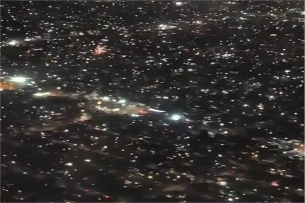 ألعاب نارية تصيب طائرة ركاب