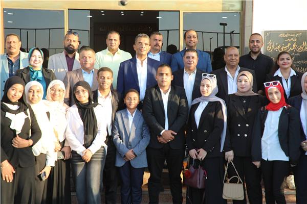 محافظ البحر الأحمر يشارك المواطنين تشجيع منتخب مصر