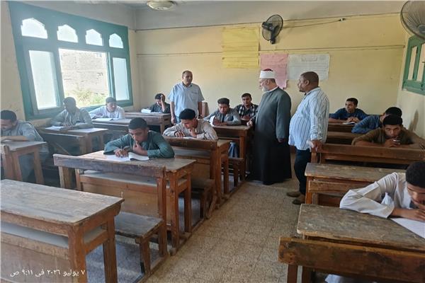 رئيس المنطقة الأزهرية يتفقد سير امتحانات القسم الأدبي بالثانوية  