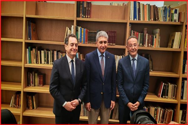 وزير السياحة والسفير الفرنسي خلال الافتتاح 