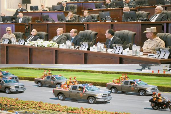 الرئيس عبد الفتاح السيسى خلال استعراض إمكانيات أجهزة الدولة فى مجابهة الأزمات والتحديات