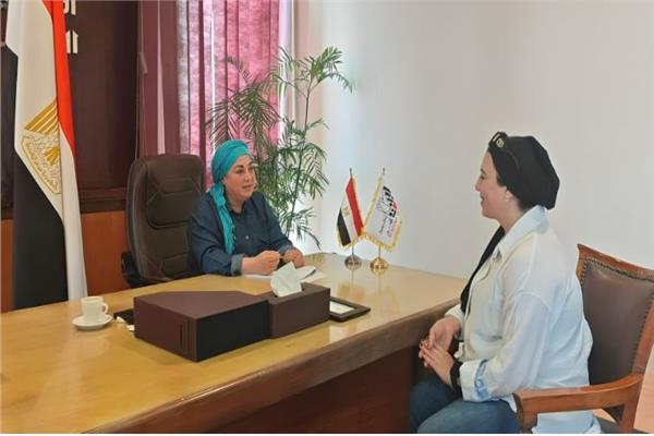 رئيس اكاديمية الفنون د.نبيلة حسن والكاتبة الصحفية حنان الصاوي