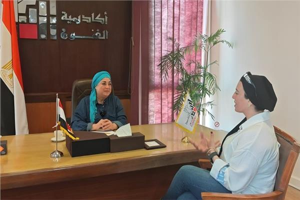 رئيس أكاديمية الفنون د.نبيلة حسن والكاتبة الصحفية حنان الصاوي