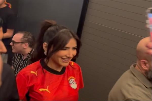 الفنانة مي عمر