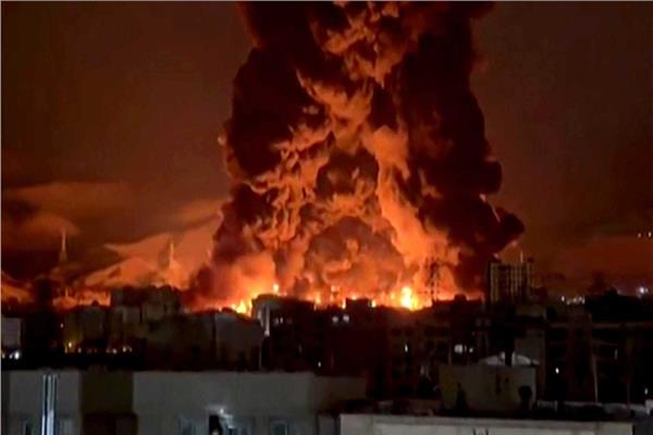 ارتفاع ألسنة اللهب والدخان الكثيف نتيجة غارات جديدة على إيران
