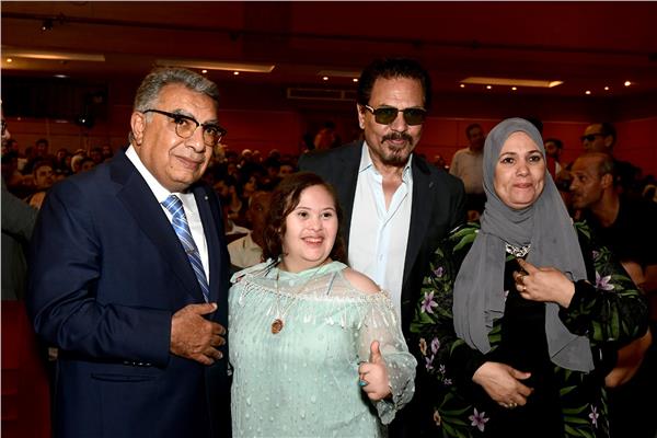 محافظ الدقهلية خلال حضوره العرض المسرحي "فتاة المترو"