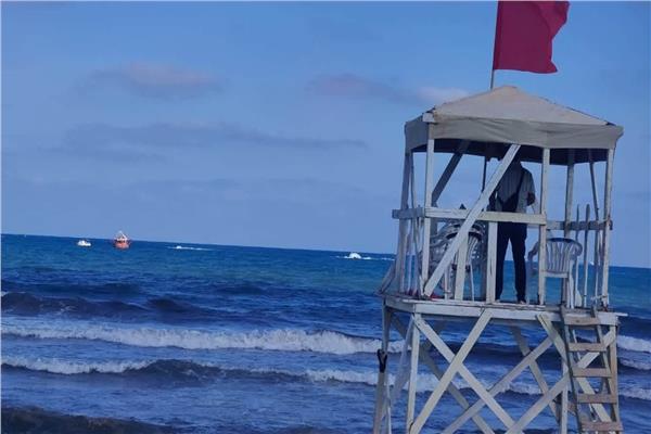 شواطئ غرب الإسكندرية ترفع الرايات الحمراء