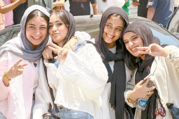 سعادة على وجوه طلاب الثانوية العامة علمى وأدبى