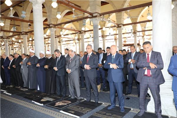 محافظ القليوبية يؤدي صلاة الجمعة بمسجد عمرو بن العاص