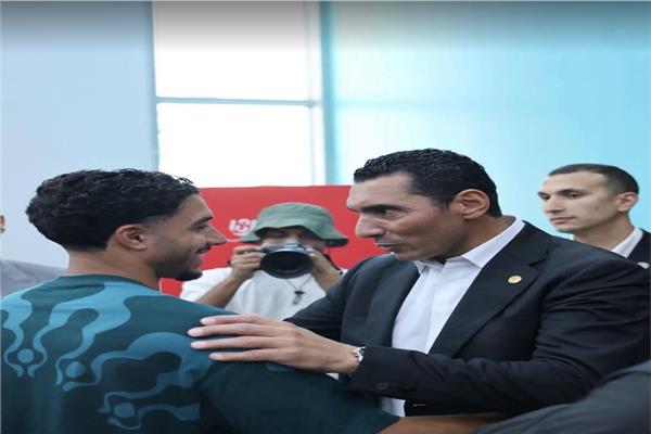 وزير الشباب والرياضة وعمر مرموش لاعب منتخب مصر