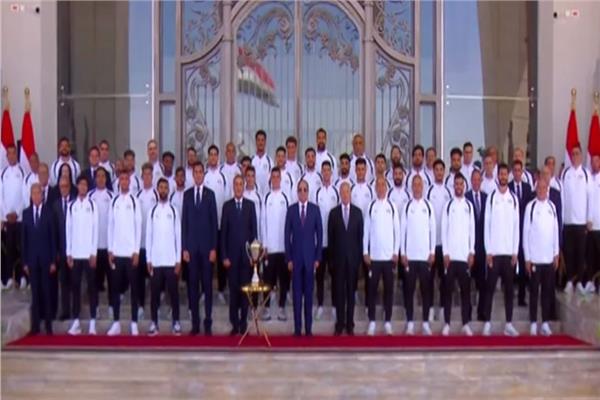  صورة جماعية للرئيس عبد الفتاح السيسي مع المنتخب 