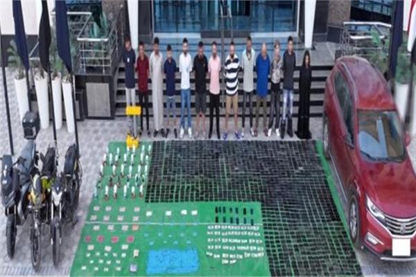 المتهمون وأمامهم المضبوطات