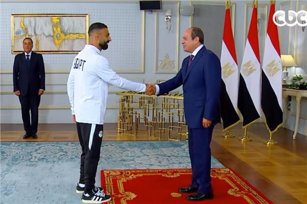الرئيس عبد الفتاح السيسي وقائد المنتخب محمد صلاح
