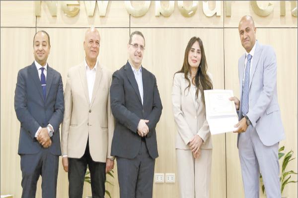 وزيرة الإسكان تسلم عقود توفيق أوضاع الأراضى