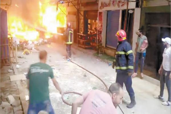 رجال الإطفاء يقاومون حريق سوق الفلكى فى الإسكندرية