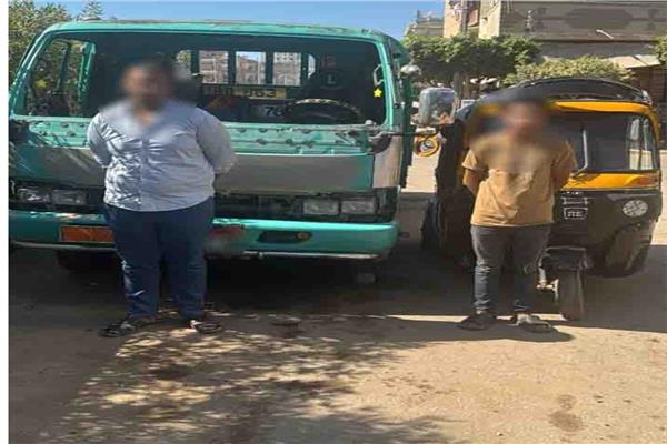 قائد سيارة النقل وقائد مركبة توك توك