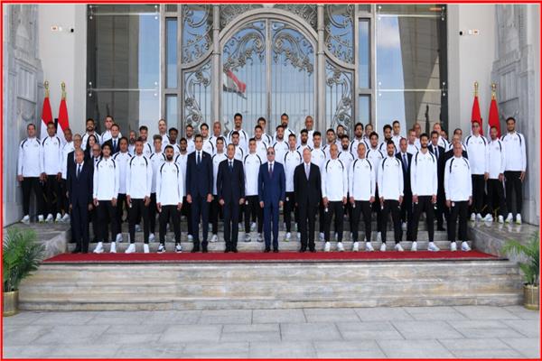 الرئيس السيسي يتوسط صورة تذكارية مع منتخب مصر