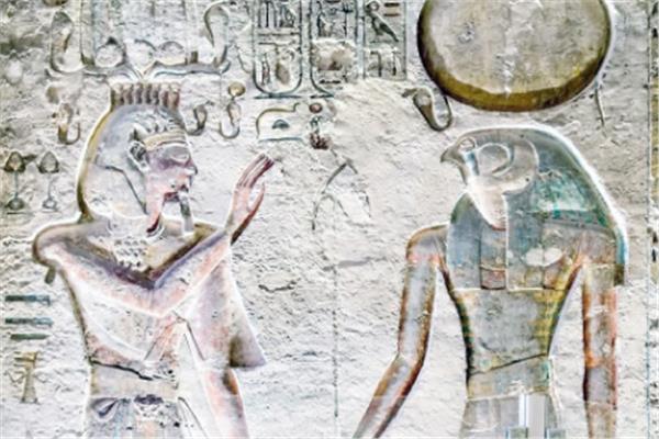 الملك رمسيس الثالث يرفع يده تحية لـ «رع حوراختى»