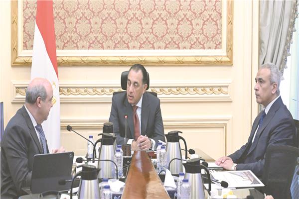 د. مصطفى مدبولى خلال اجتماعه مع د. سامح الحفنى     