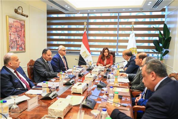 وزيرة التنمية المحلية والبيئة تتابع مع محافظ الإسكندرية ورئيس شركة المقاولون العرب 