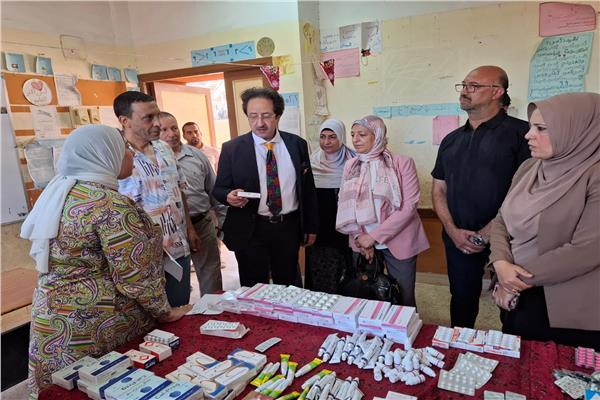 نائب رئيس جامعة طنطا توقيع ٦٢٥ كشفًا طبيًا مجانًا