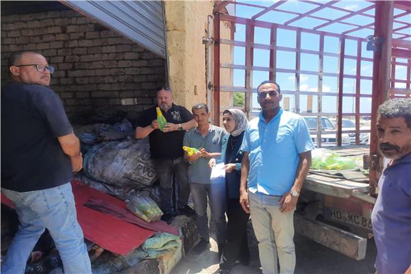 ضبط 2200 عبوة مشروبات غازية