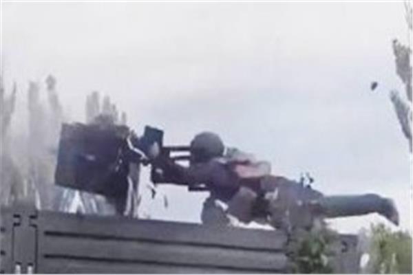 مدفع رشاش ثقيل يطيح بمجند روسي في الهواء