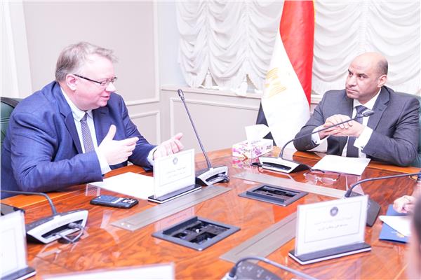 وزير العمل يبحث مع وفد "العمل الدولية"  اعداد مشروع قانون العمالة المنزلية 