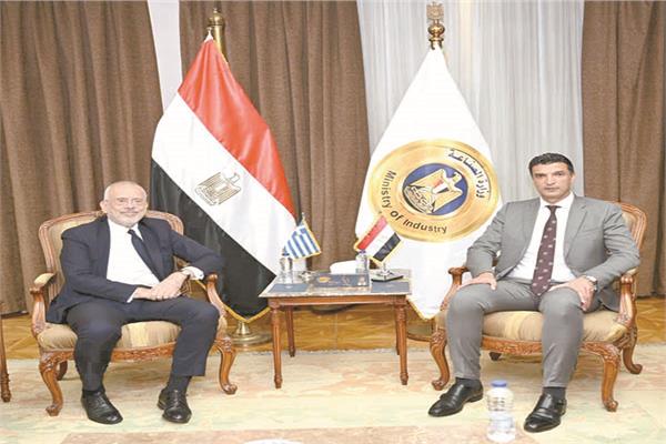 خالد هاشم وزير الصناعة ونيكولاس باباجورجيو سفير اليونان