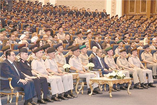 وزير الدفاع ووزير الإعلام ورئيس الأركان خلال المؤتمر