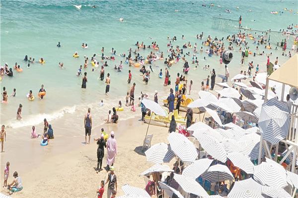 البحر «بيضحك»