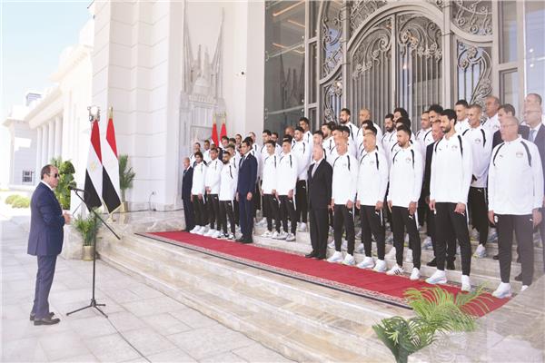  الرئيس خلال استقباله بعثة المنتخب