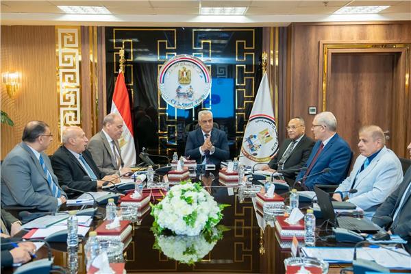 تأهيل الكوادر الفنية والقيادية أولوية لرفع الإنتاجية وتطوير الصناعة