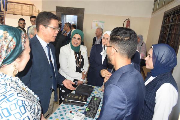رئيس جامعة بنها يتفقد مشروعات تخرج طلاب كلية الهندسة ببنها