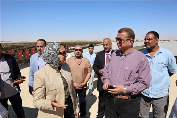 محافظ الوادي الجديد تتفقد محطة الطاقة الشمسية