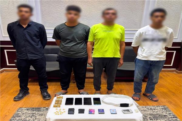 ضبط 4 أشخاص لترويج وبيع سماعات الغش