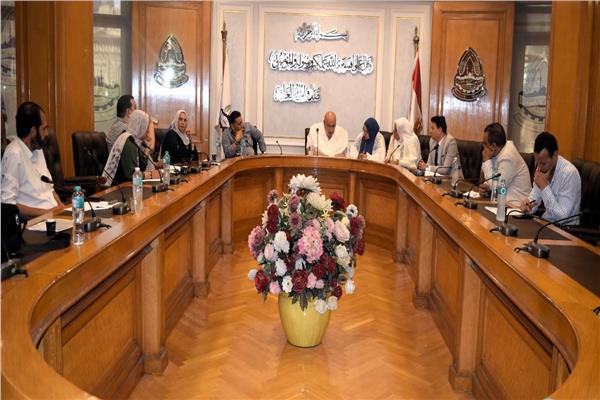 شُعبة حراسة المنشآت ونقل الأموال تبحث مع التأمينات الاجتماعية