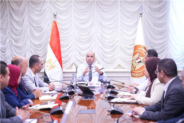 اجتماعً وزير العمل حسن رداد