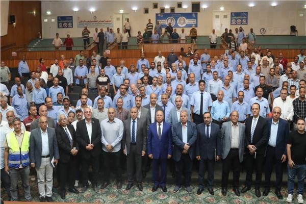 لقاءً رئيس مجلس الوزراء للتنمية الصناعية وزير النقل مع قائدي القطارات المتدربين