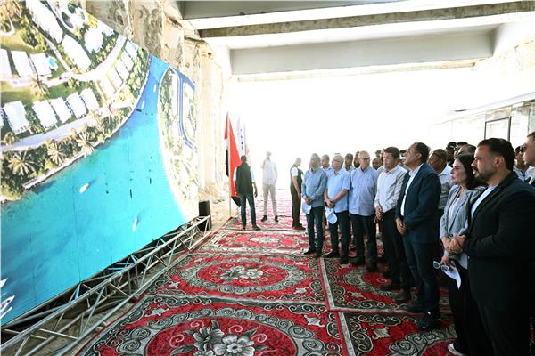 رئيس الوزراء يتفقد مشروع نفق الطريق الساحلي بو غاز نيو مارينا